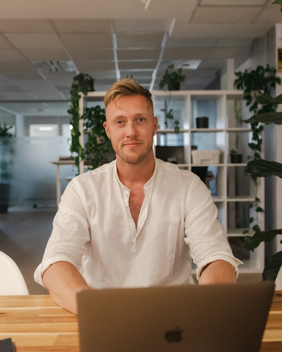 Bart Knijnenberg aan zijn bureau